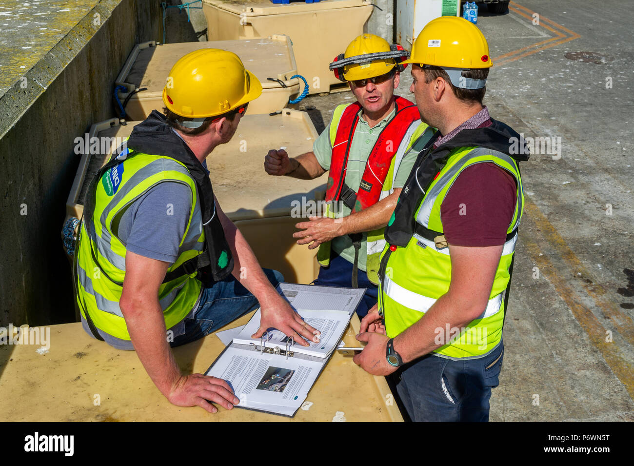 Schull, West Cork, Irlande. 3 juillet, 2018. Discuter des ingénieurs de la construction du nouveau ponton à Schull Harbour. L'ensemble du projet durera environ 4 semaines et coûte environ 800 000 euros. Credit : Andy Gibson/Alamy Live News. Banque D'Images