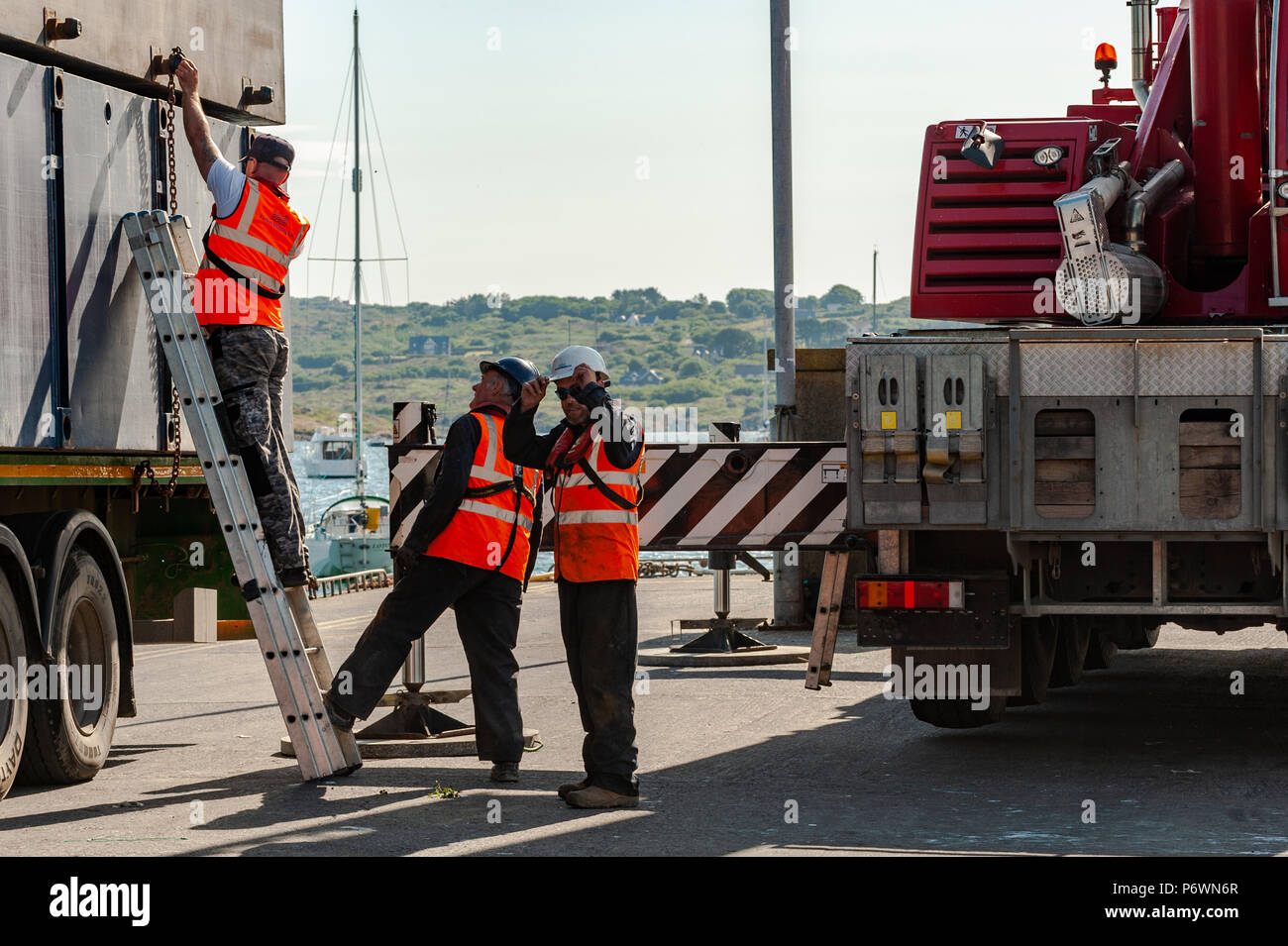 Schull, West Cork, Irlande. 3 juillet, 2018. Les entrepreneurs préparent une section du nouveau ponton avant qu'il aille dans l'eau dans le port de Schull. L'ensemble du projet durera environ 4 semaines et coûte environ 800 000 euros. Credit : Andy Gibson/Alamy Live News. Banque D'Images