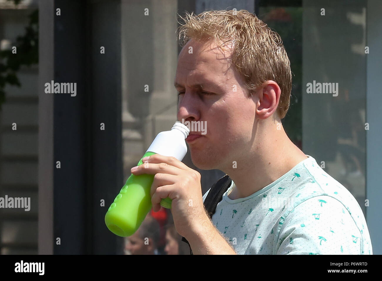 Trafalgar Square. Londres. UK 3 Juillet 2018 - Les Londoniens et les touristes profiter sur une autre journée chaude et humide dans le Trafalgar Square. Par temps sec et chaud est susceptible de se poursuit en Grande-Bretagne pour le reste de la semaine comme les températures devraient atteindre les 29°C. Credit : Dinendra Haria/Alamy Live News Banque D'Images