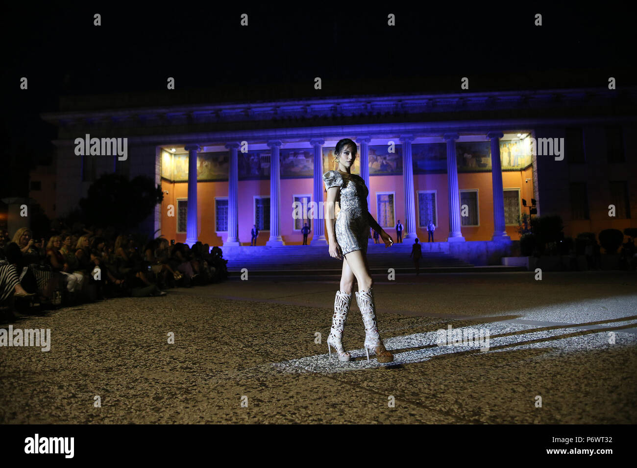 Athènes, Grèce. 2 juillet, 2018. Un modèle présente une création pendant le 'Proussa' fashion show, à Nea Smyrni, banlieue d'Athènes, Grèce, le 2 juillet 2018. Pour aller avec le Roundup : Fashion designer grec présente aérée creations, conserve l'optimisme sur l'industrie. Credit : Marios Lolos/Xinhua/Alamy Live News Banque D'Images