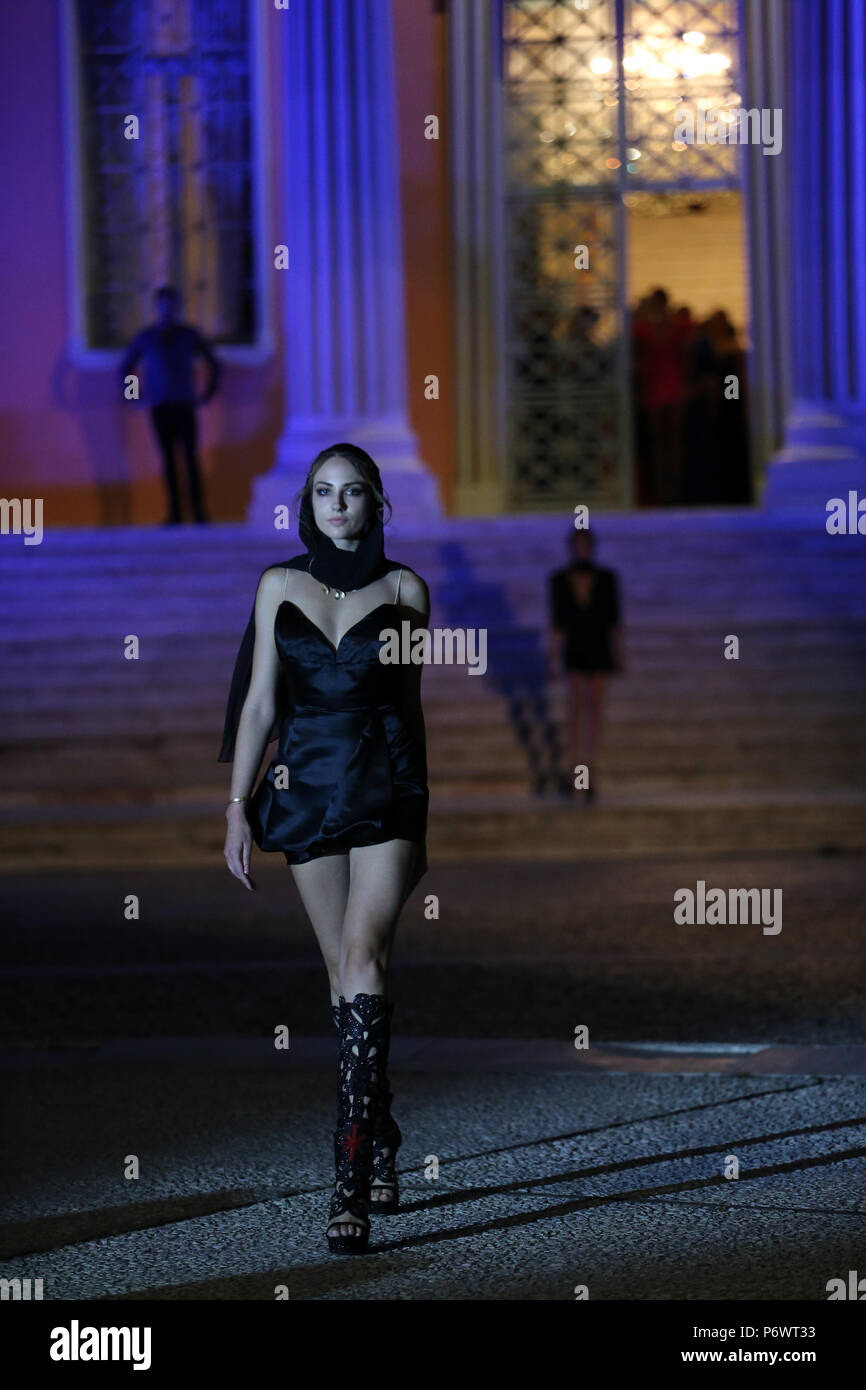 Athènes, Grèce. 2 juillet, 2018. Un modèle présente une création pendant le 'Proussa' fashion show, à Nea Smyrni, banlieue d'Athènes, Grèce, le 2 juillet 2018. Pour aller avec le Roundup : Fashion designer grec présente aérée creations, conserve l'optimisme sur l'industrie. Credit : Marios Lolos/Xinhua/Alamy Live News Banque D'Images