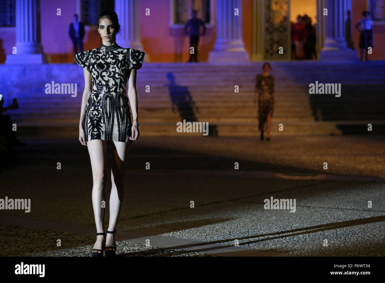 Athènes, Grèce. 2 juillet, 2018. Un modèle présente une création pendant le 'Proussa' fashion show, à Nea Smyrni, banlieue d'Athènes, Grèce, le 2 juillet 2018. Pour aller avec le Roundup : Fashion designer grec présente aérée creations, conserve l'optimisme sur l'industrie. Credit : Marios Lolos/Xinhua/Alamy Live News Banque D'Images