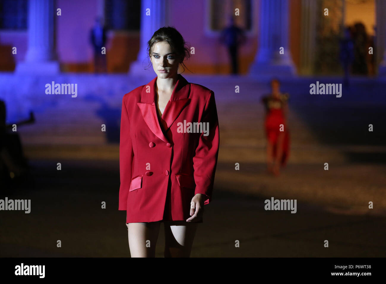 Athènes, Grèce. 2 juillet, 2018. Un modèle présente une création pendant le 'Proussa' fashion show, à Nea Smyrni, banlieue d'Athènes, Grèce, le 2 juillet 2018. Pour aller avec le Roundup : Fashion designer grec présente aérée creations, conserve l'optimisme sur l'industrie. Credit : Marios Lolos/Xinhua/Alamy Live News Banque D'Images