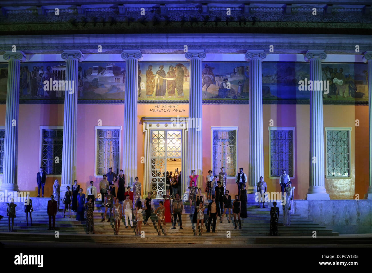 Athènes, Grèce. 2 juillet, 2018. Présenter les modèles pendant les 'créations' Proussa fashion show, à Nea Smyrni, banlieue d'Athènes, Grèce, le 2 juillet 2018. Pour aller avec le Roundup : Fashion designer grec présente aérée creations, conserve l'optimisme sur l'industrie. Credit : Marios Lolos/Xinhua/Alamy Live News Banque D'Images