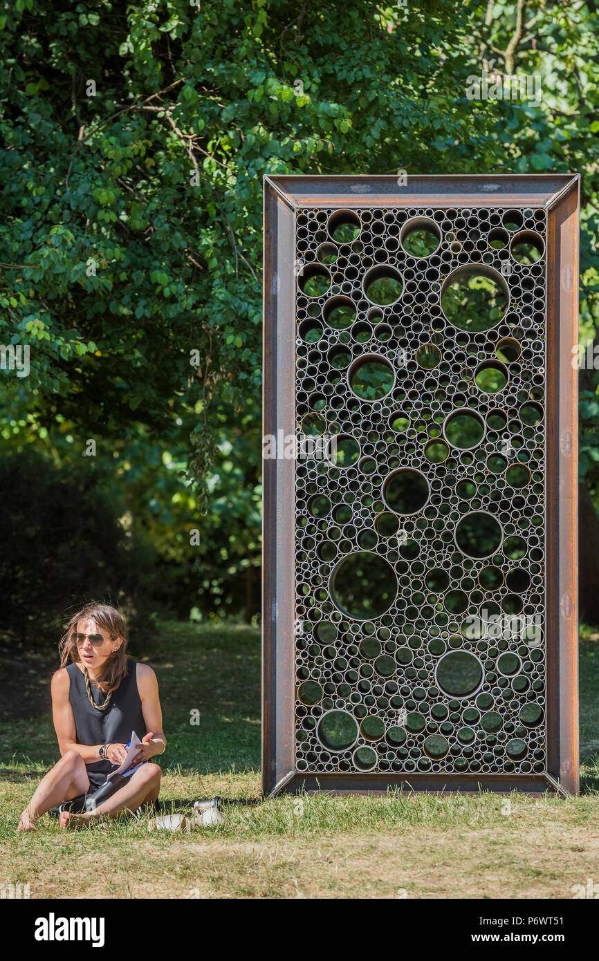 Londres, Royaume-Uni. 3e juillet 2018. Virginia Overton, Untitled, 2018 - Sculpture en Frise, l'une des plus grandes expositions de plein air à Londres, y compris le travail de 25 artistes internationaux du sur les cinq continents dans Regent's Park à partir du 4 juillet - 7 octobre 2018. Crédit : Guy Bell/Alamy Live News Banque D'Images