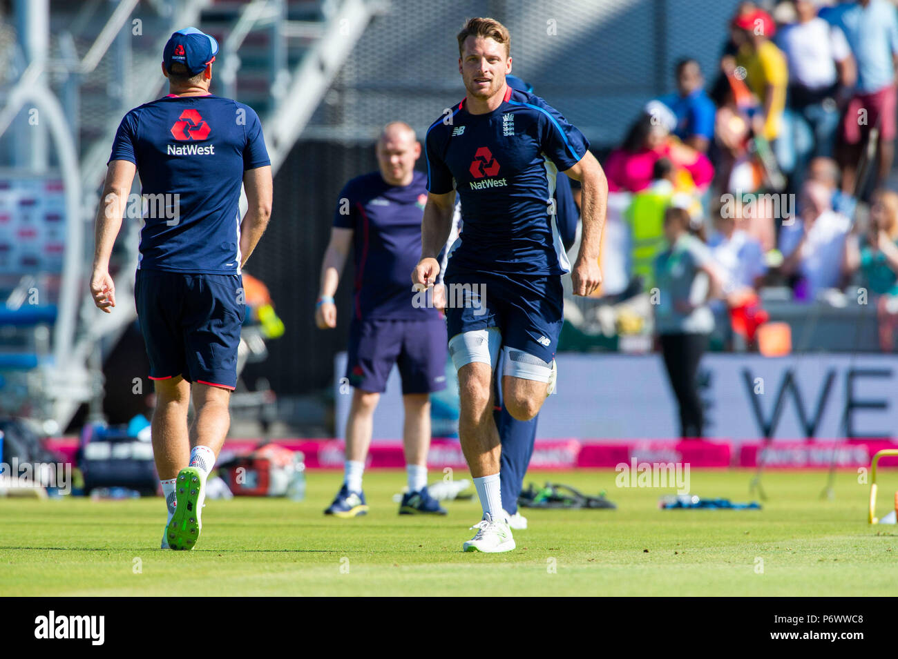 Manchester, UK. 3e juillet 2018. Jos Butler de l'Angleterre se réchauffe pendant le 1er International T20 match entre l'Angleterre et l'Inde à Old Trafford, Manchester, Angleterre le 3 juillet 2018. Photo par Brandon Griffiths. Credit : Brandon Griffiths/Alamy Live News Banque D'Images