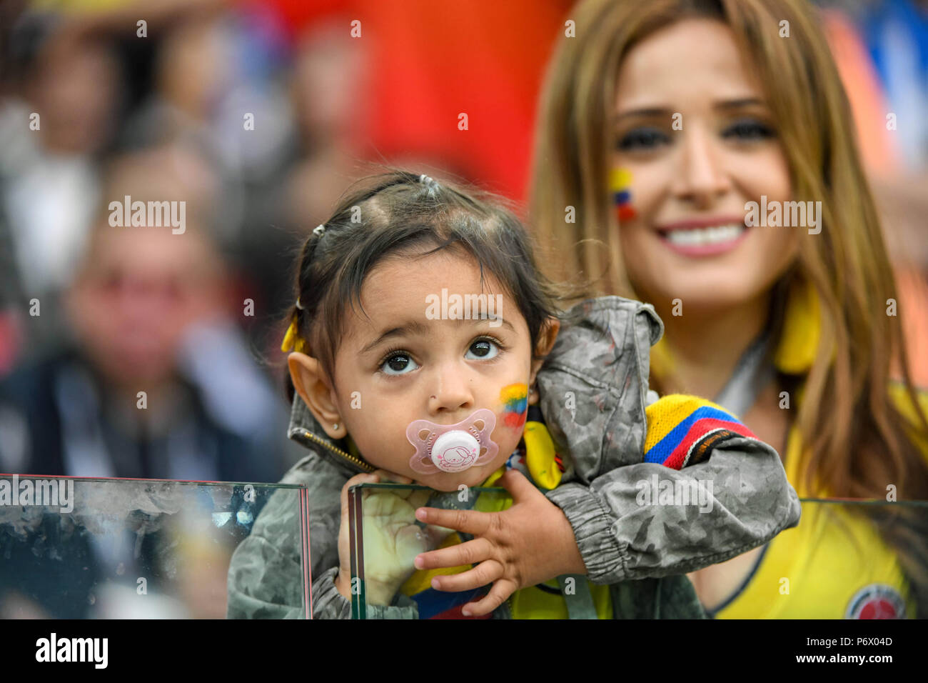 Le Spartak Stadium, Moscou, Russie. 3 juillet, 2018. FIFA Coupe du Monde de Football, tour de 16, la Colombie contre l'Angleterre ; un jeune fan colombien avec sa mère : Action Crédit Plus Sport/Alamy Live News Banque D'Images