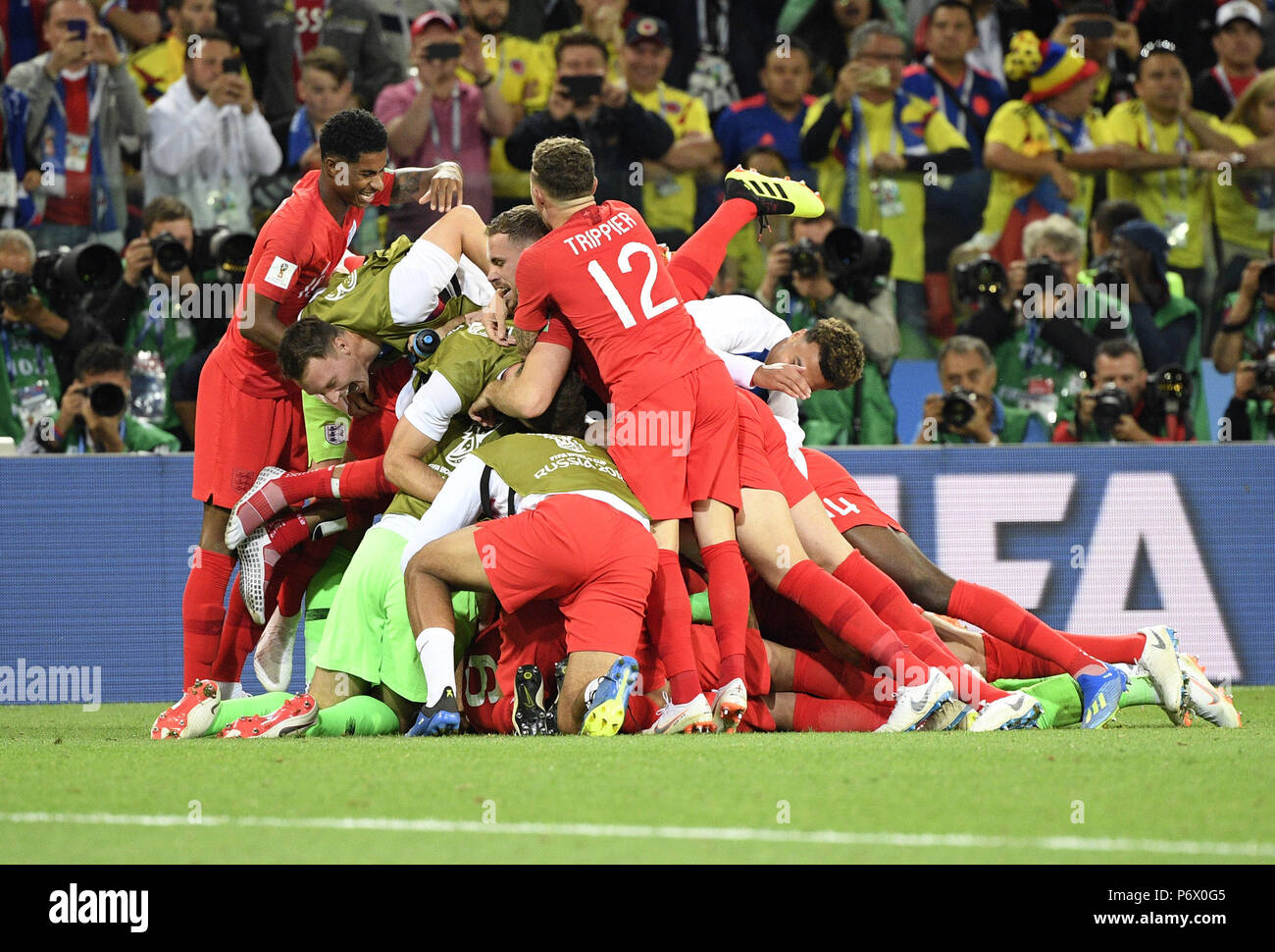 Moscou, Russie. 3 juillet, 2018. Les joueurs d'Angleterre célèbrent la victoire après la Coupe du Monde FIFA 2018 ronde de 16 match entre l'Angleterre et la Colombie dans la région de Moscou, Russie, le 3 juillet 2018. L'Angleterre a gagné 5-4 (4-3 en tirs de barrage) et avancé pour le quart de finale. Credit : Lui Siu Wai/Xinhua/Alamy Live News Banque D'Images