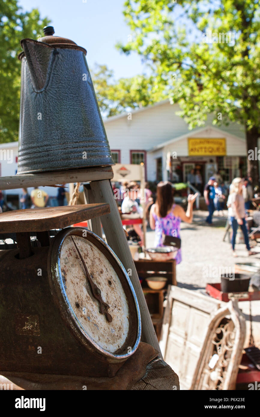 Braselton, GA, USA - Le 28 avril 2018 : les gens marcher et regarder la maison en vente à l'Antique Braselton Festival le 28 avril 2018 à Braselton, GA. Banque D'Images