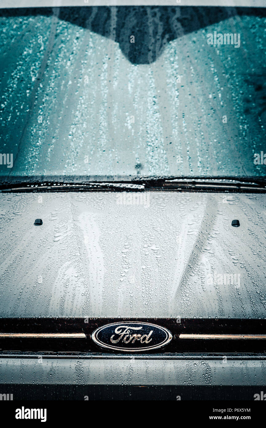 Ford signe sur l'avant de voiture Ford Escape Banque D'Images