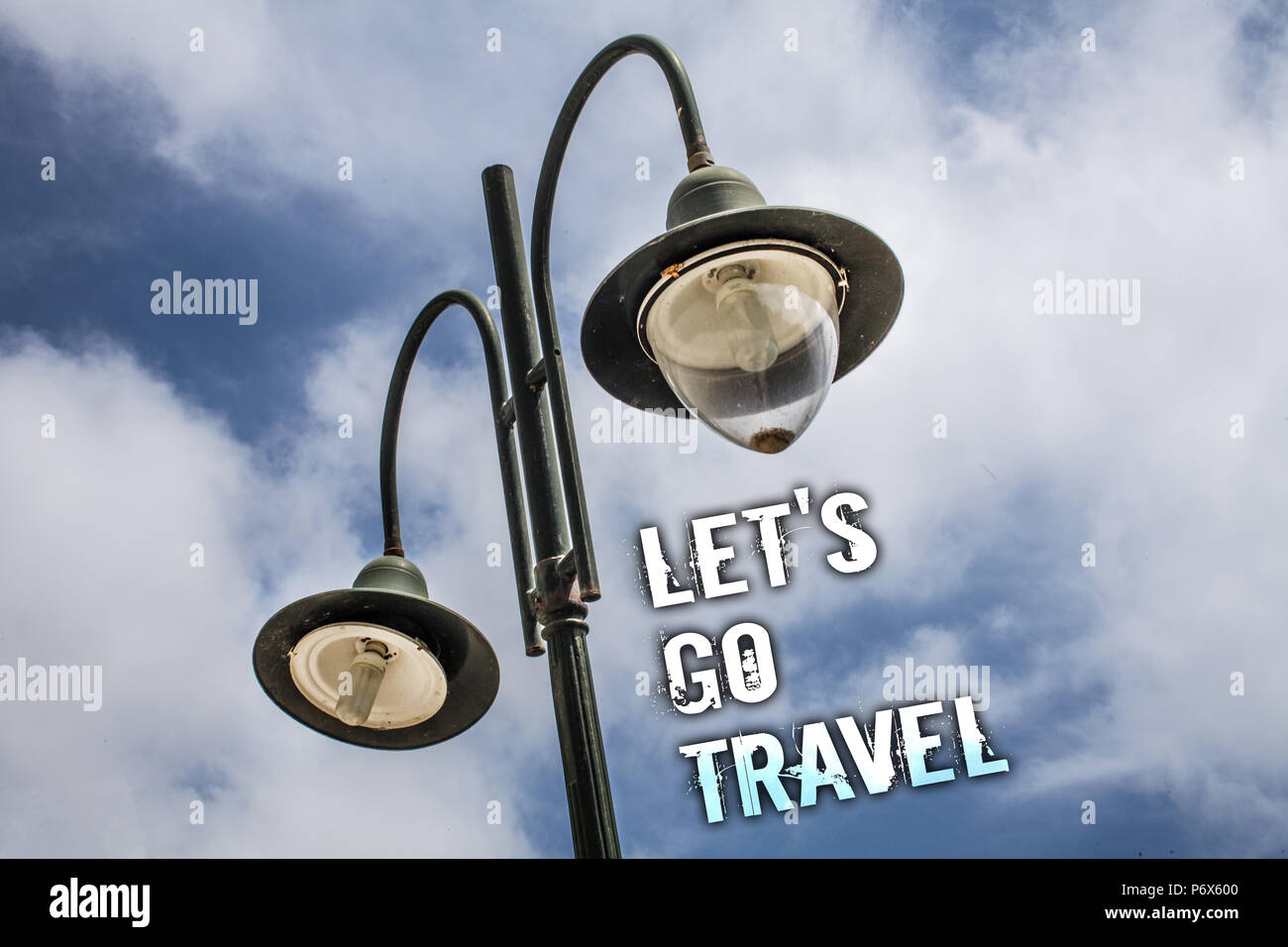 Signe texte montrant Let's Go Travel. Photo conceptuelle va voyager de demander à quelqu'un d'aller à l'extérieur Double post voyage lumière ciel mess idées éclairer Banque D'Images