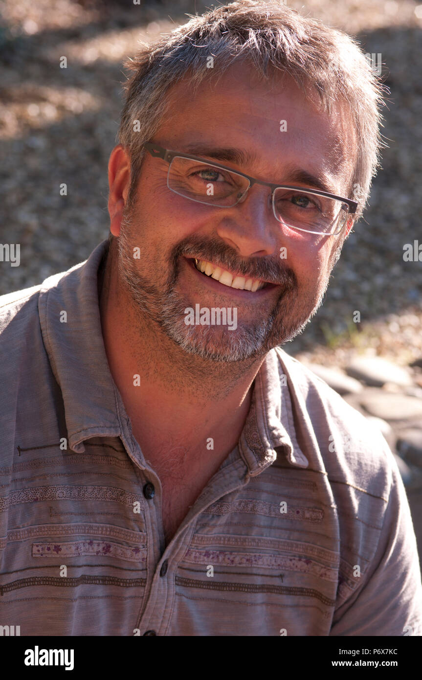 Happy smiling man d'une quarantaine d'années portant des lunettes Banque D'Images
