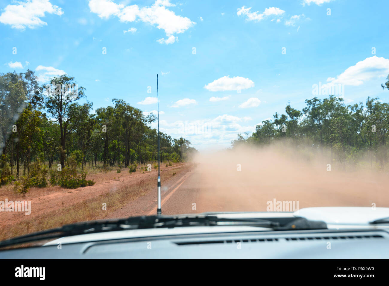 Conduite dangereuse en voyageant la poussière rouge sur la route de développement de la péninsule (PDR), la péninsule du Cap York, Far North Queensland, Queensland, Australie, FNQ Banque D'Images