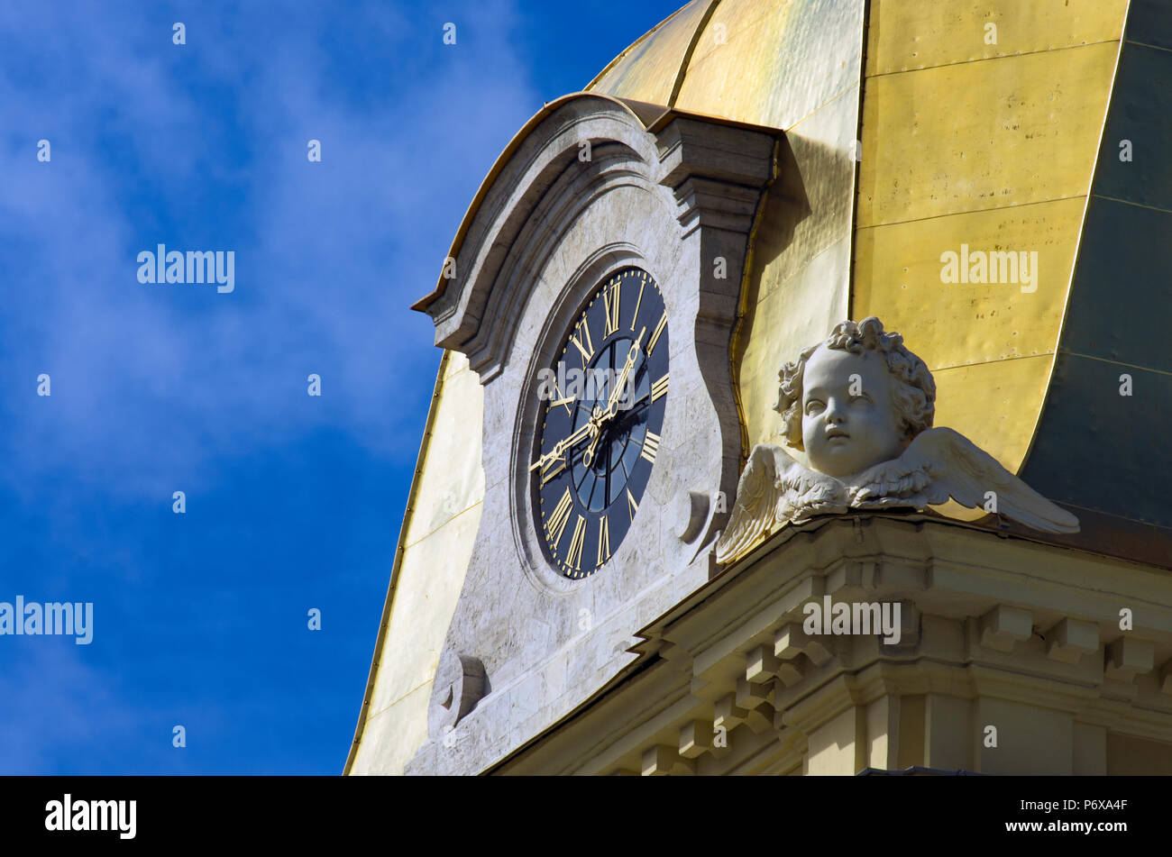 Tour de l'horloge et la figure d'un ange sur la forteresse Pierre et Paul à Saint-Pétersbourg contre le ciel bleu Banque D'Images