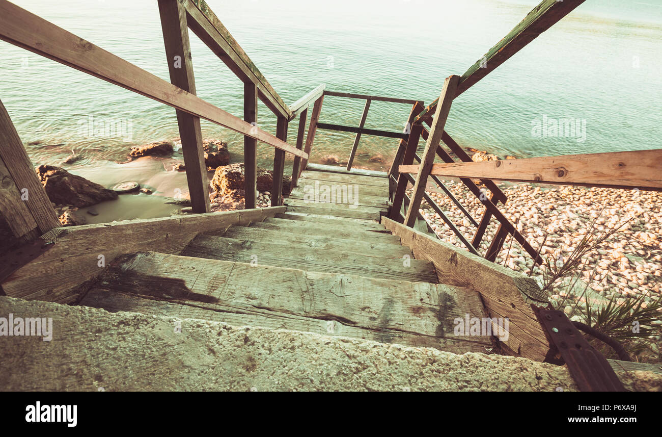 Vue en perspective de l'ancien escalier en bois vers le bas de la plage. L'île de Zakynthos, Grèce. Photo aux tons Vintage Banque D'Images