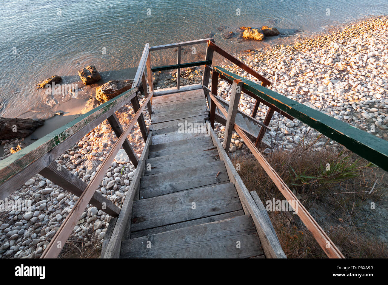 Vue en perspective d'escalier en bois vers le bas de la plage. L'île de Zakynthos, Grèce Banque D'Images