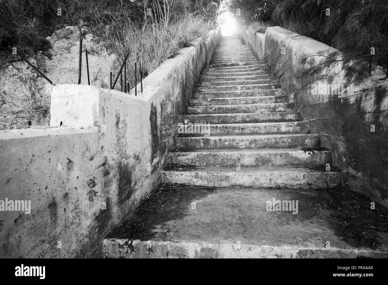 Abstrait architecture fond noir et blanc. Escalier béton vieux de fin Banque D'Images