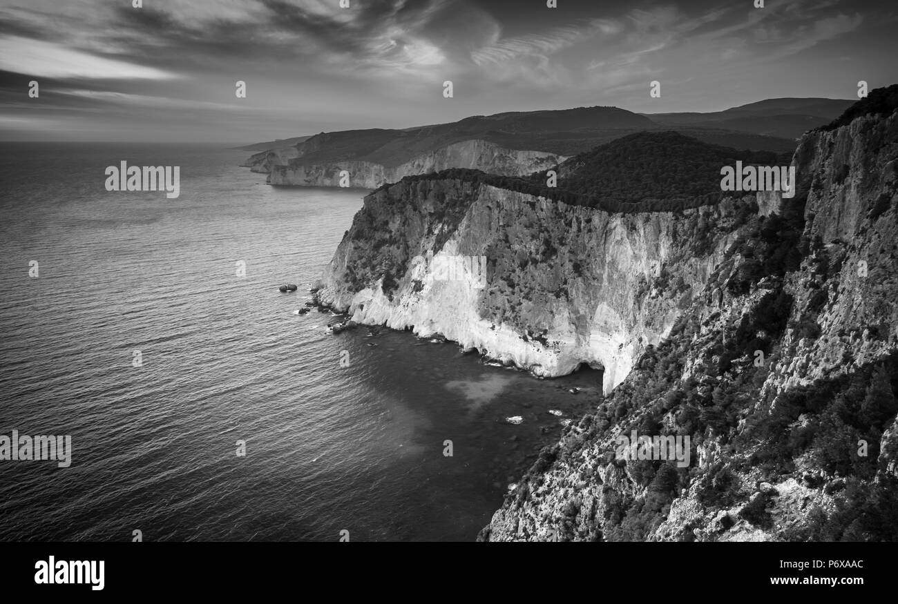 Keri Cape noir et blanc paysage spectaculaire. Zakynthos Island resort, le grec dans la mer Ionienne Banque D'Images