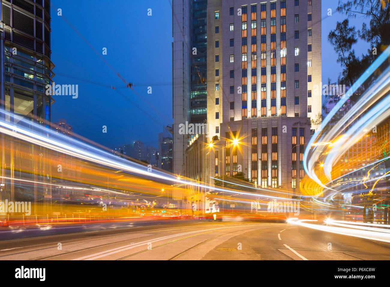 Les Trams passant Bank of China Building et HSBC Building, Central, Hong Kong, Chine Banque D'Images
