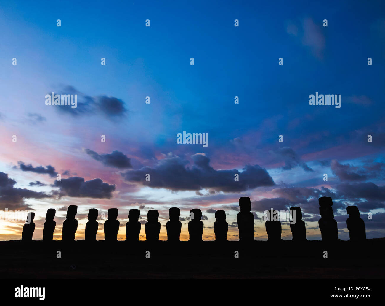 Dans Moais Ahu Tongariki au lever du soleil, parc national de Rapa Nui, l'île de Pâques, Chili Banque D'Images