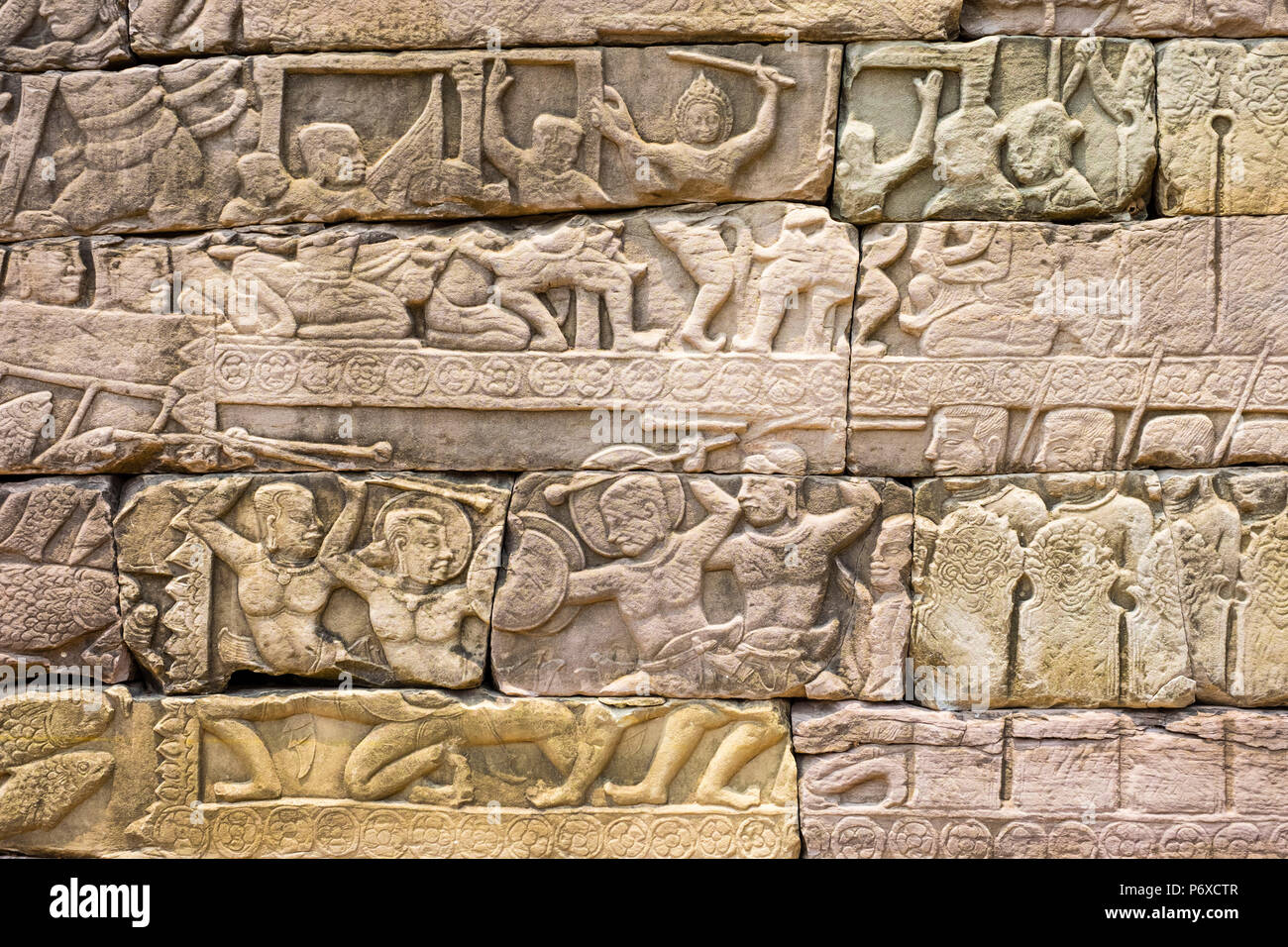 Bas-relief représentant des sculptures de pierre bataille, Banteay Chhmar, ruines du temple de l'époque de l'Ankorian, province de Banteay Meanchey, au Cambodge Banque D'Images