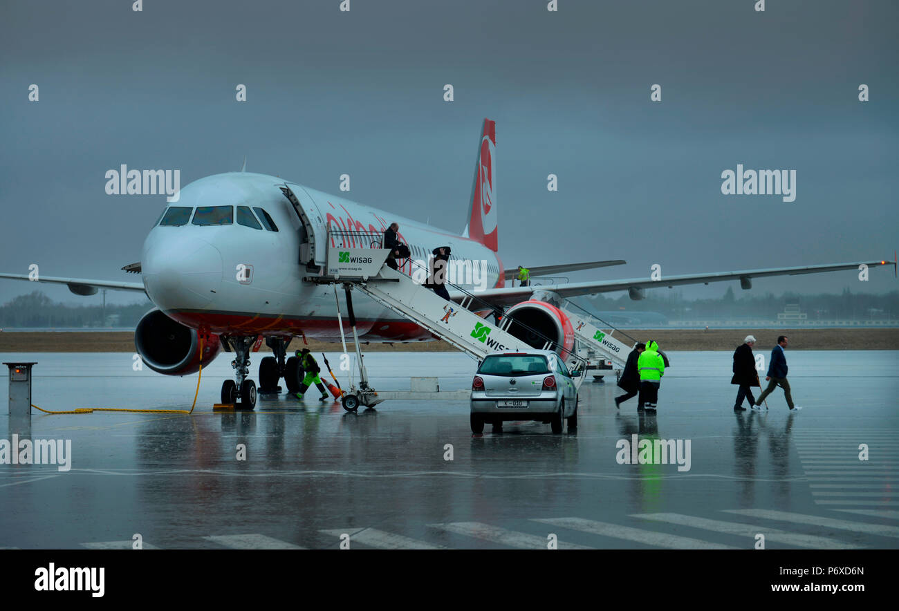 Flugzeug Airberlin, Rollfeld, Regen, Flughafen Tegel, Reinickendorf, Berlin, Deutschland Banque D'Images