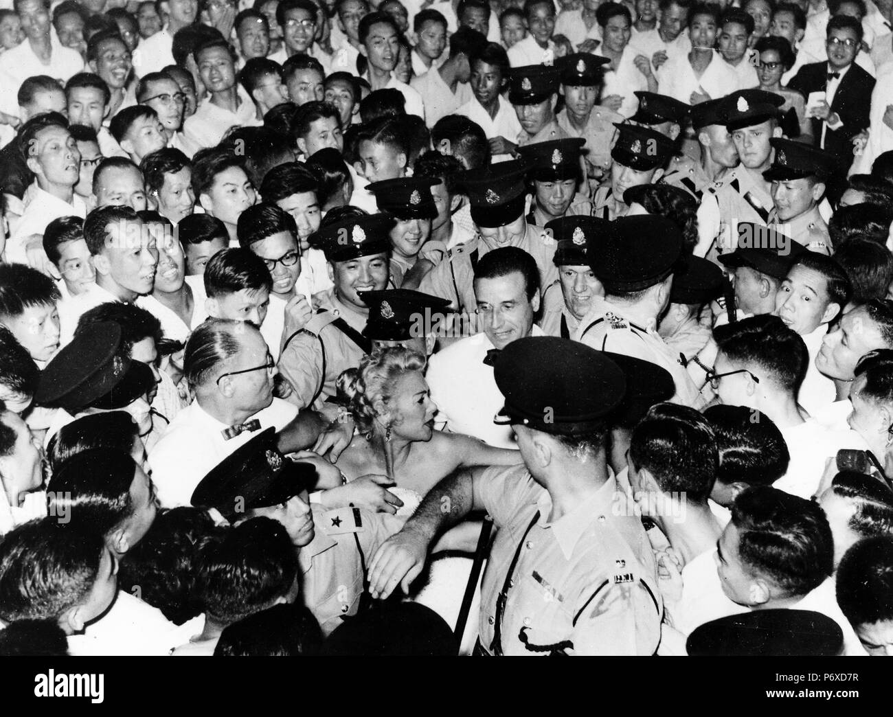 Martine Carol, foule de fans et de la police après un spectacle, de hong kong, le 30 mai, 1956 Banque D'Images