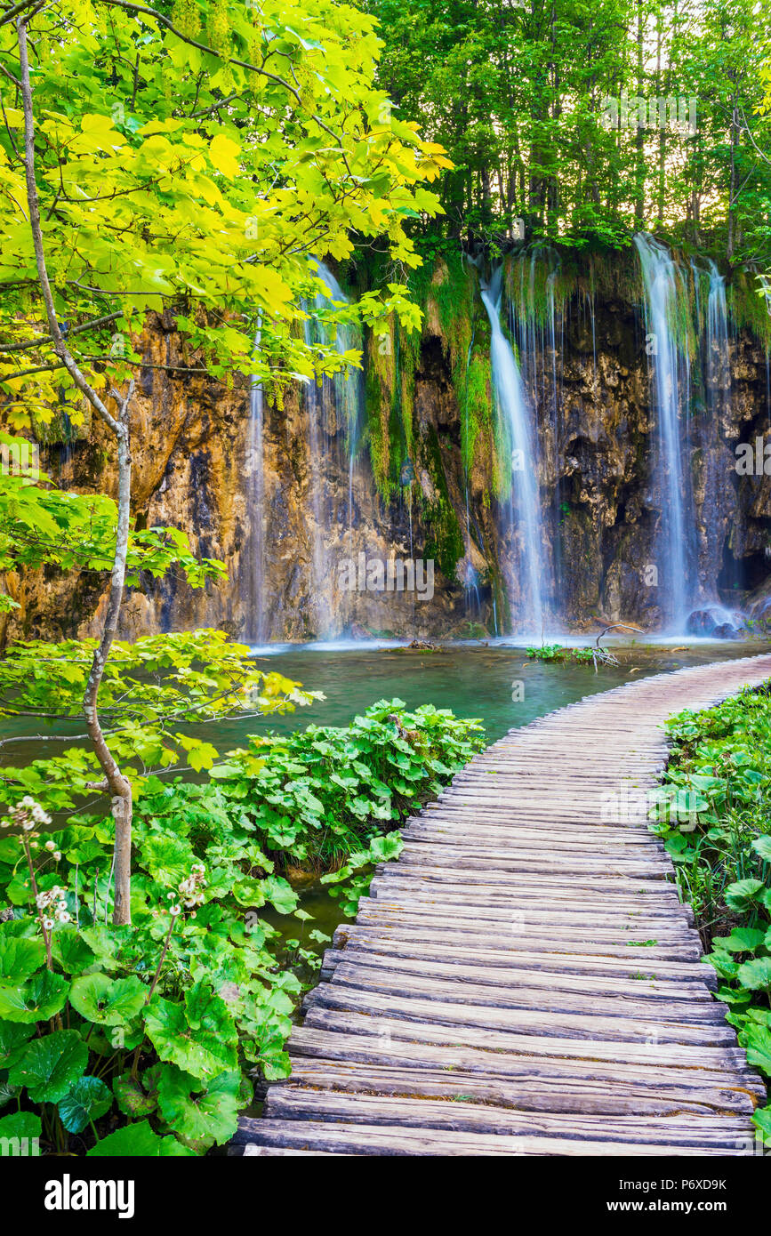 Dalmatie, Croatie, le parc national des lacs de Plitvice. Promenade et chutes d'eau à Burget Lake Banque D'Images