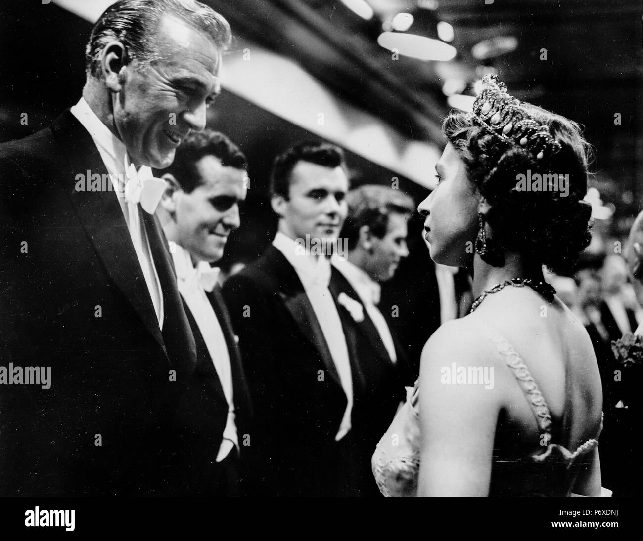 Gary Cooper, George cole, Dirk Bogarde rencontrer la reine Elisabeth II, théâtre de l'Odéon, Londres, 1953 Banque D'Images