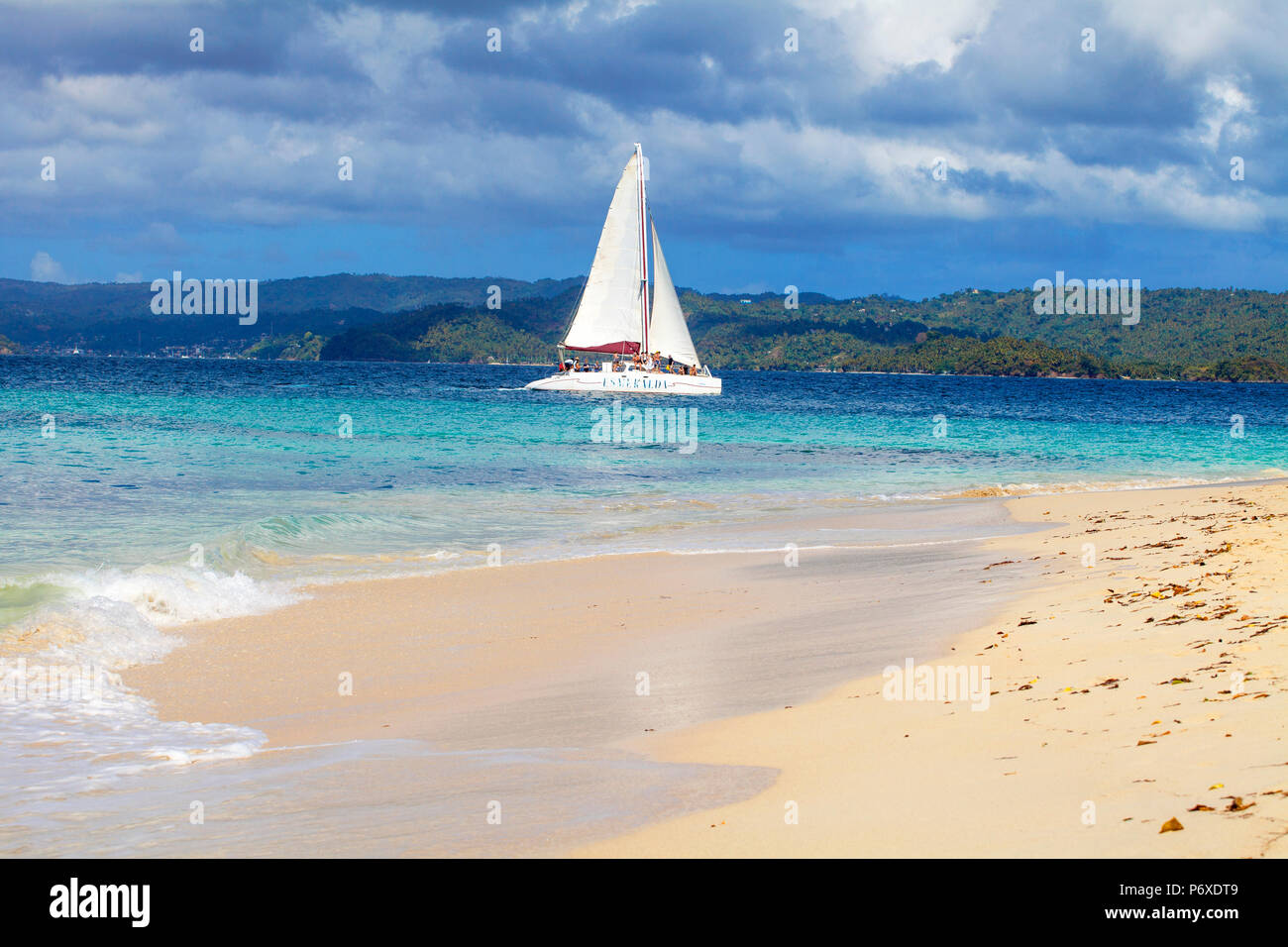 République dominicaine, de l'Est de la péninsule de Samana, Samana, voilier près de Cayo Levantado savent que l'île de Bacardi Banque D'Images