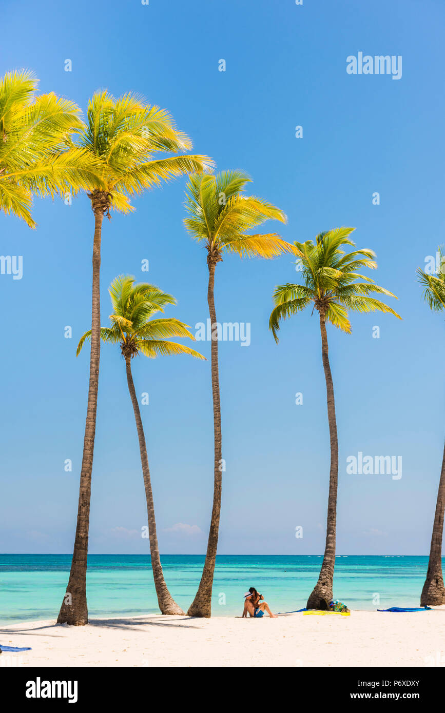 Juanillo Beach (playa Juanillo), Punta Cana, République dominicaine. Couple sur une plage bordée de palmiers (MR). Banque D'Images