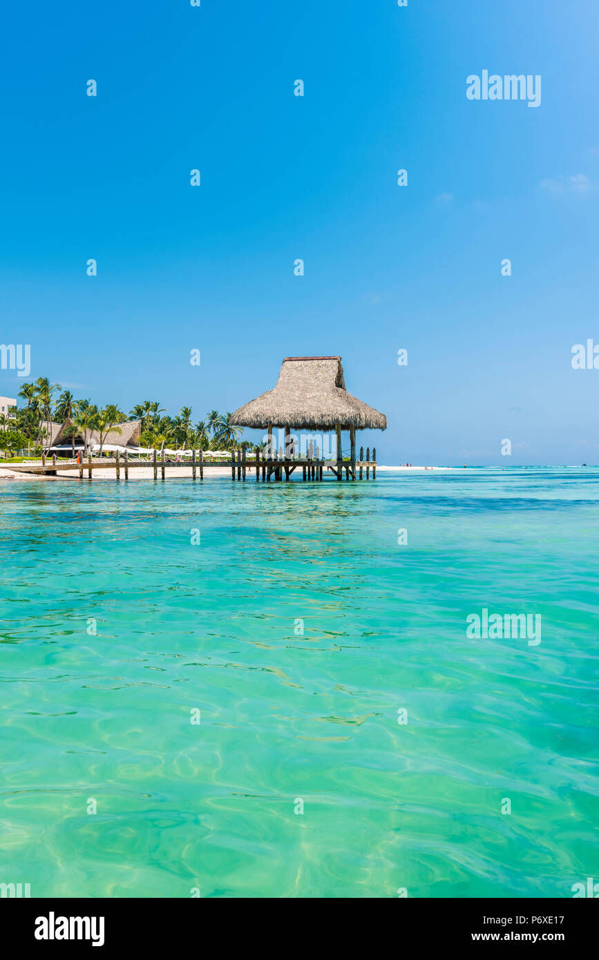 Playa Blanca, Punta Cana, République dominicaine, la mer des Caraïbes. Hutte de chaume sur la plage. Banque D'Images