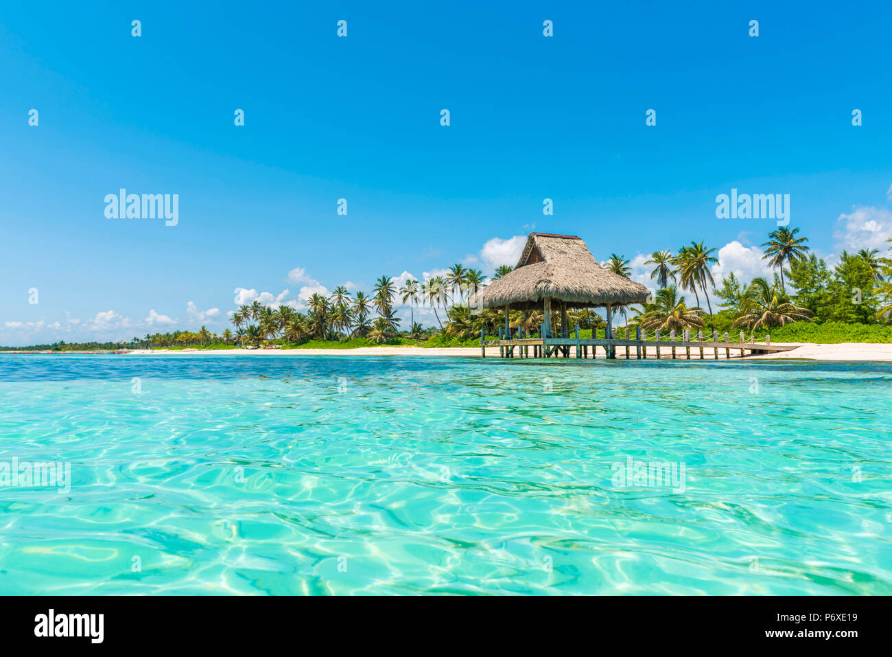 Playa Blanca, Punta Cana, République dominicaine, la mer des Caraïbes. Hutte de chaume sur la plage. Banque D'Images