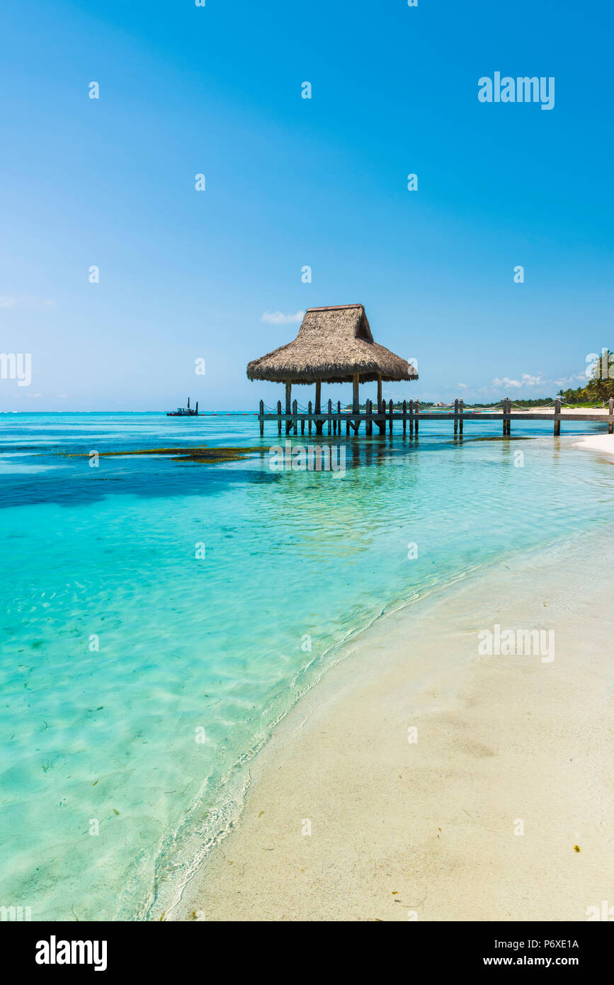 Playa Blanca, Punta Cana, République dominicaine, la mer des Caraïbes. Hutte de chaume sur la plage. Banque D'Images