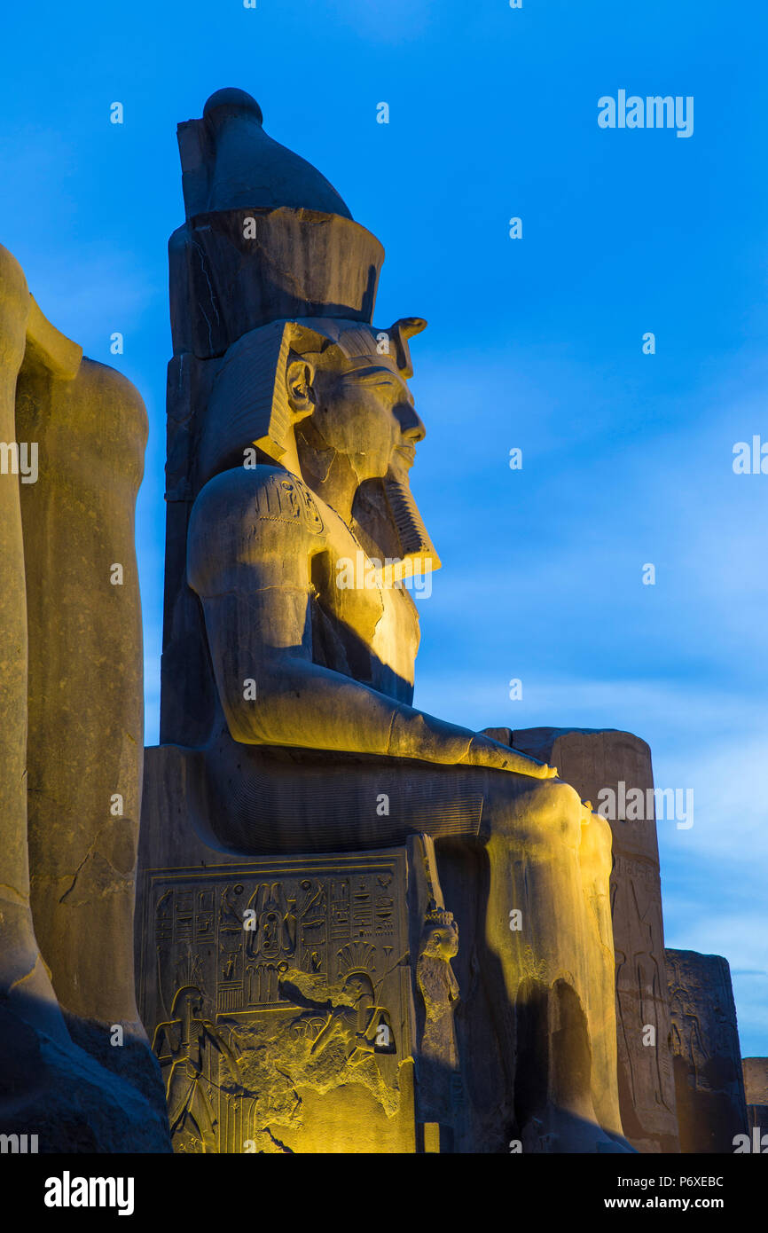 Egypte, Louxor, temple de Louxor, colosses de Ramsès 11 dans la première cour Banque D'Images
