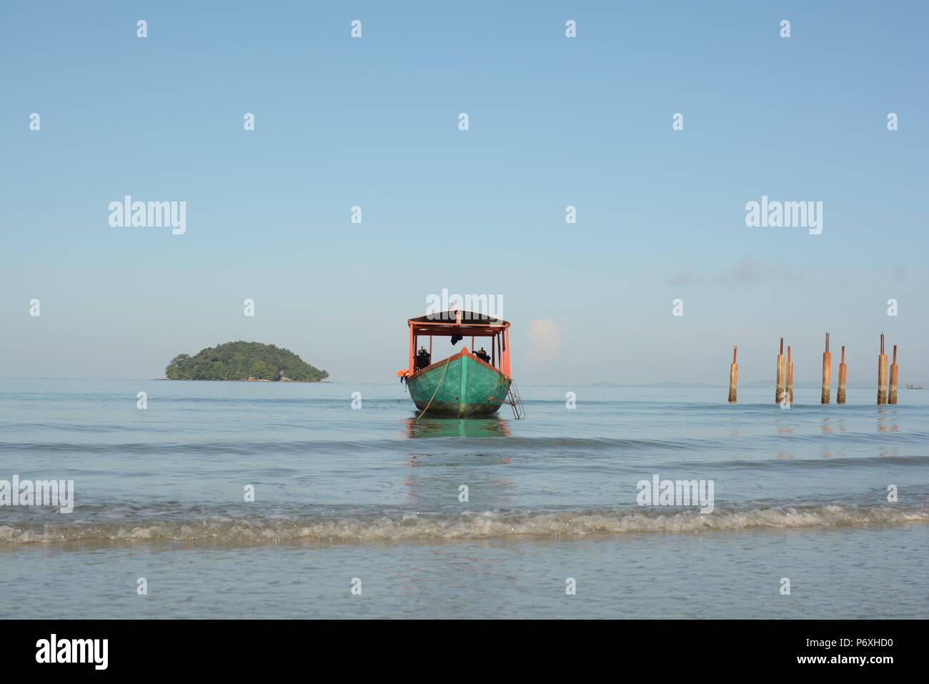 Bateau de pêche en plage d'Otres, Cambodge Banque D'Images