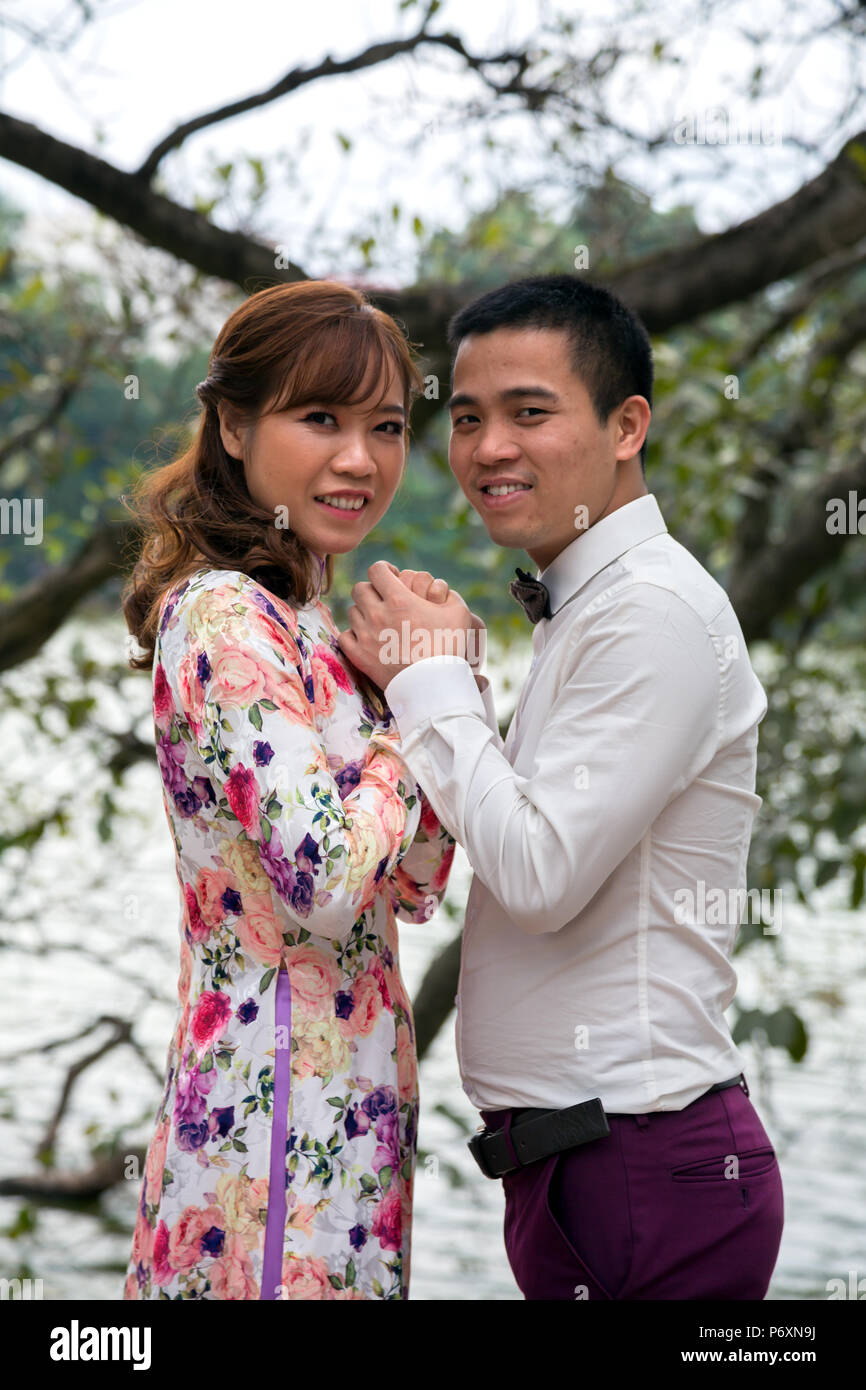 Couple heureux au Lac Hoan Kiem , Hanoi , Vietnam Banque D'Images