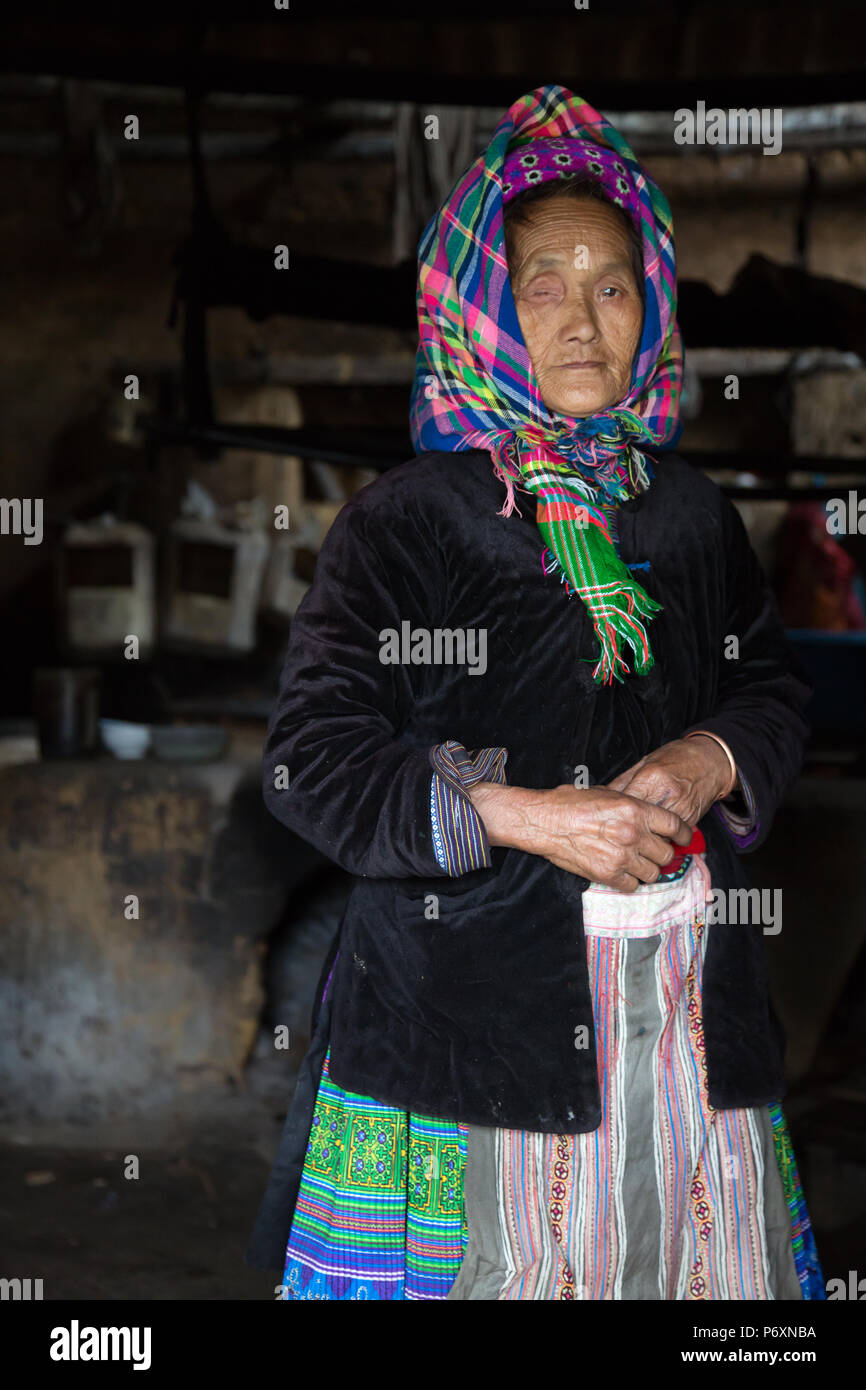 Vieille dame Hmong dans sa maison à Sapa , Vietnam Banque D'Images