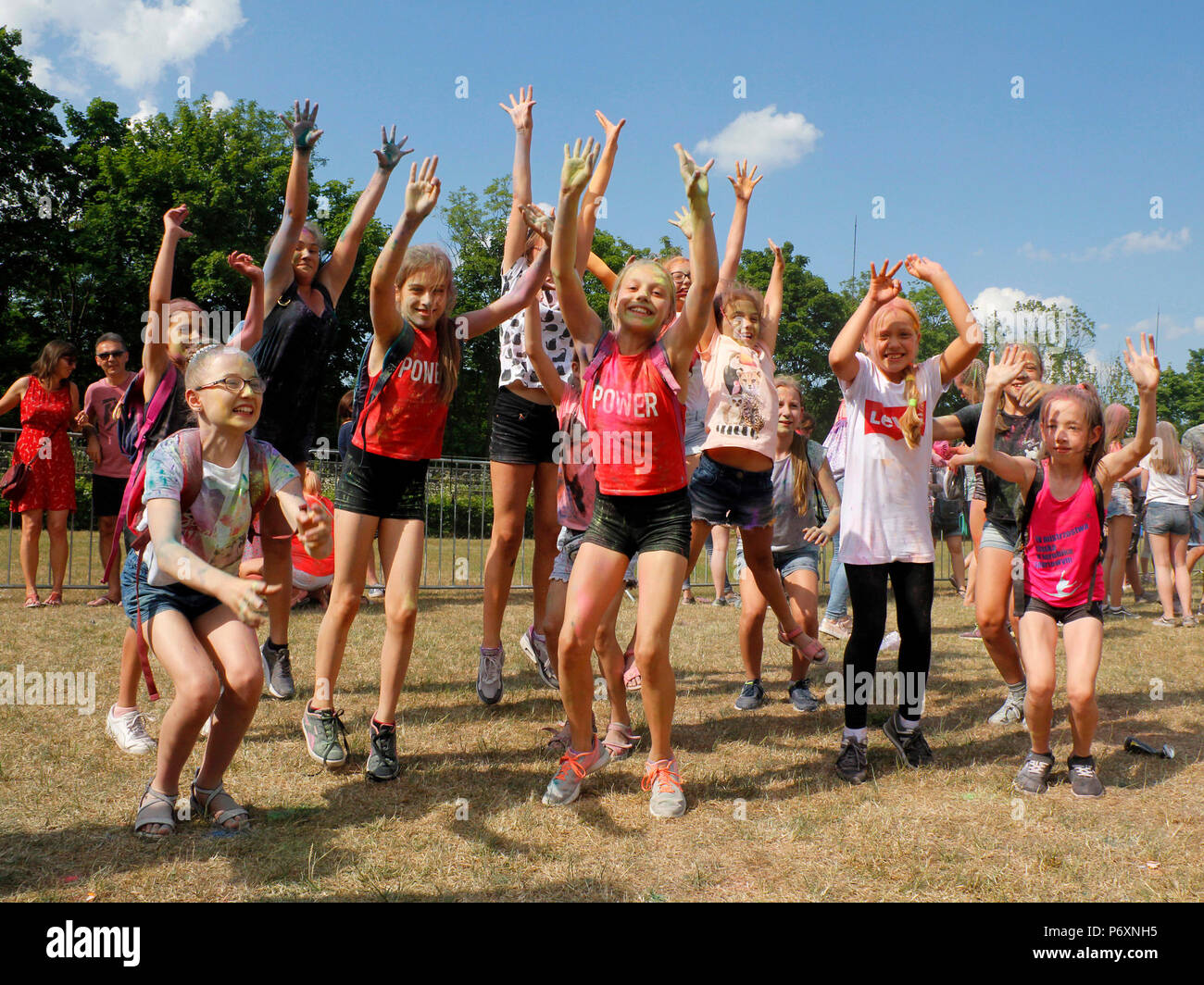 Les enfants heureux au Festival des couleurs, Cracovie, Pologne Banque D'Images