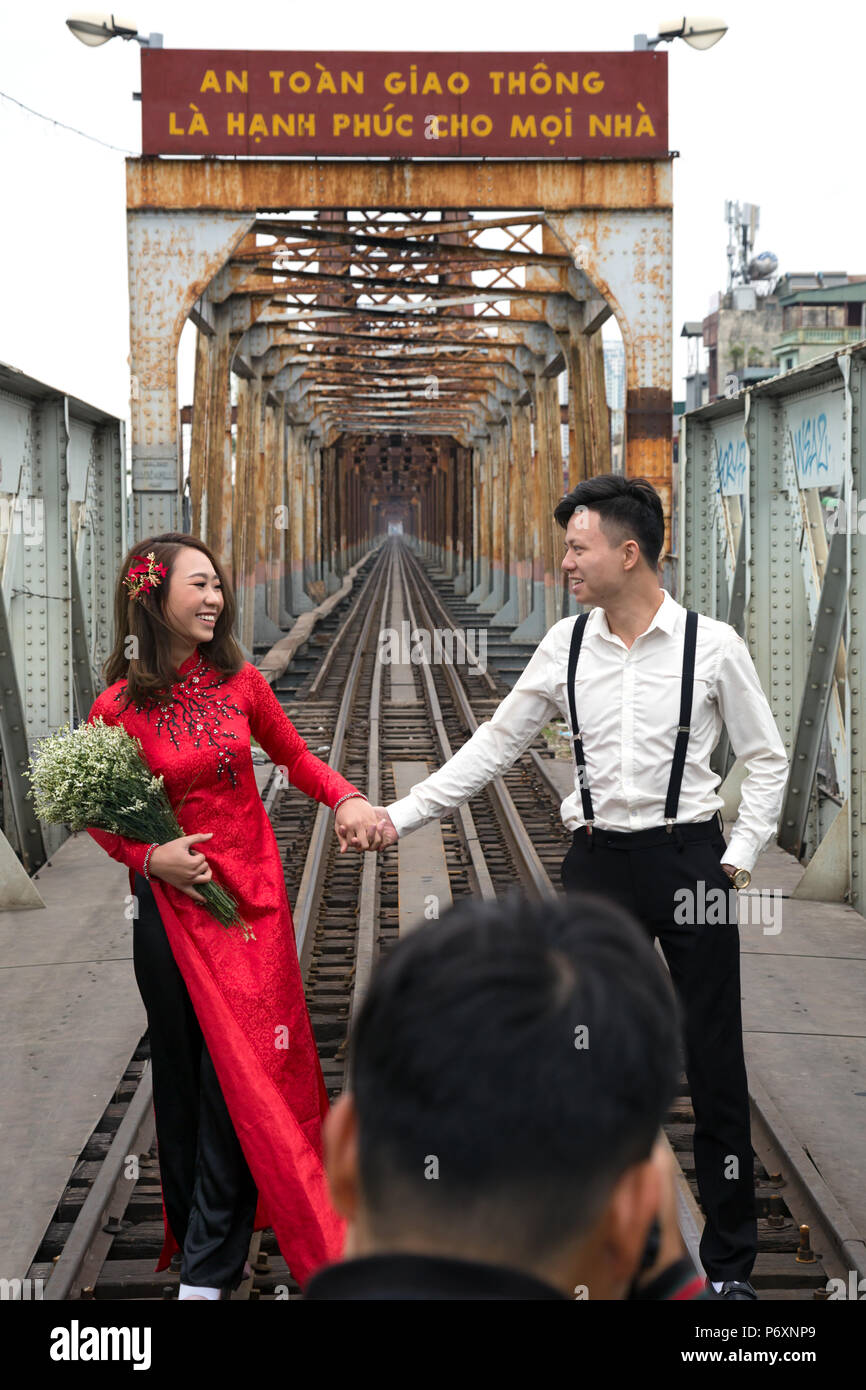 Séance photo avant-mariage sur le pont Long Bien, Hanoi, Vietnam Banque D'Images