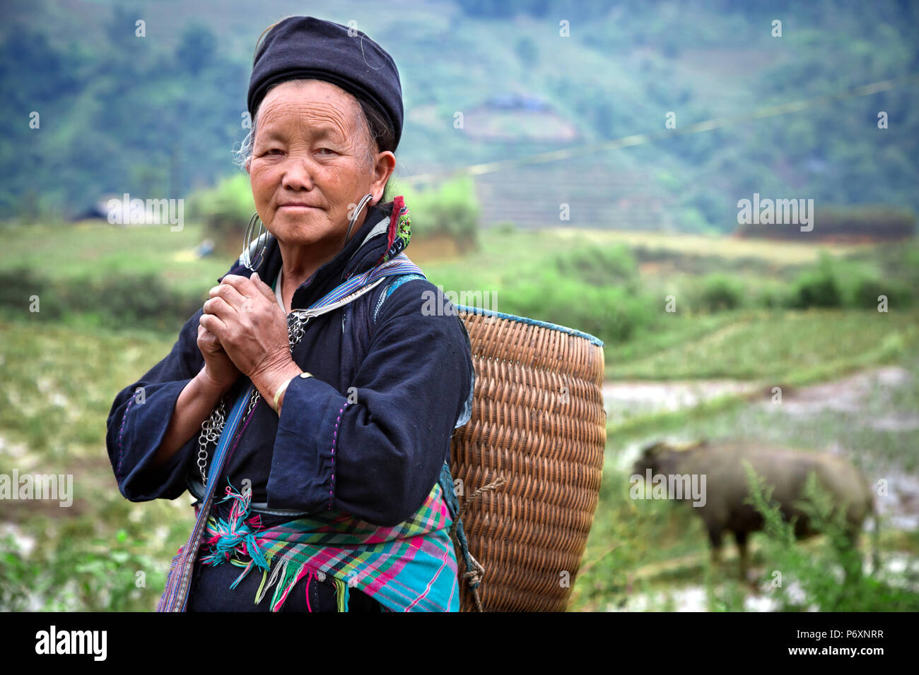 Dame Hmong noir à Sapa , Vietnam Banque D'Images