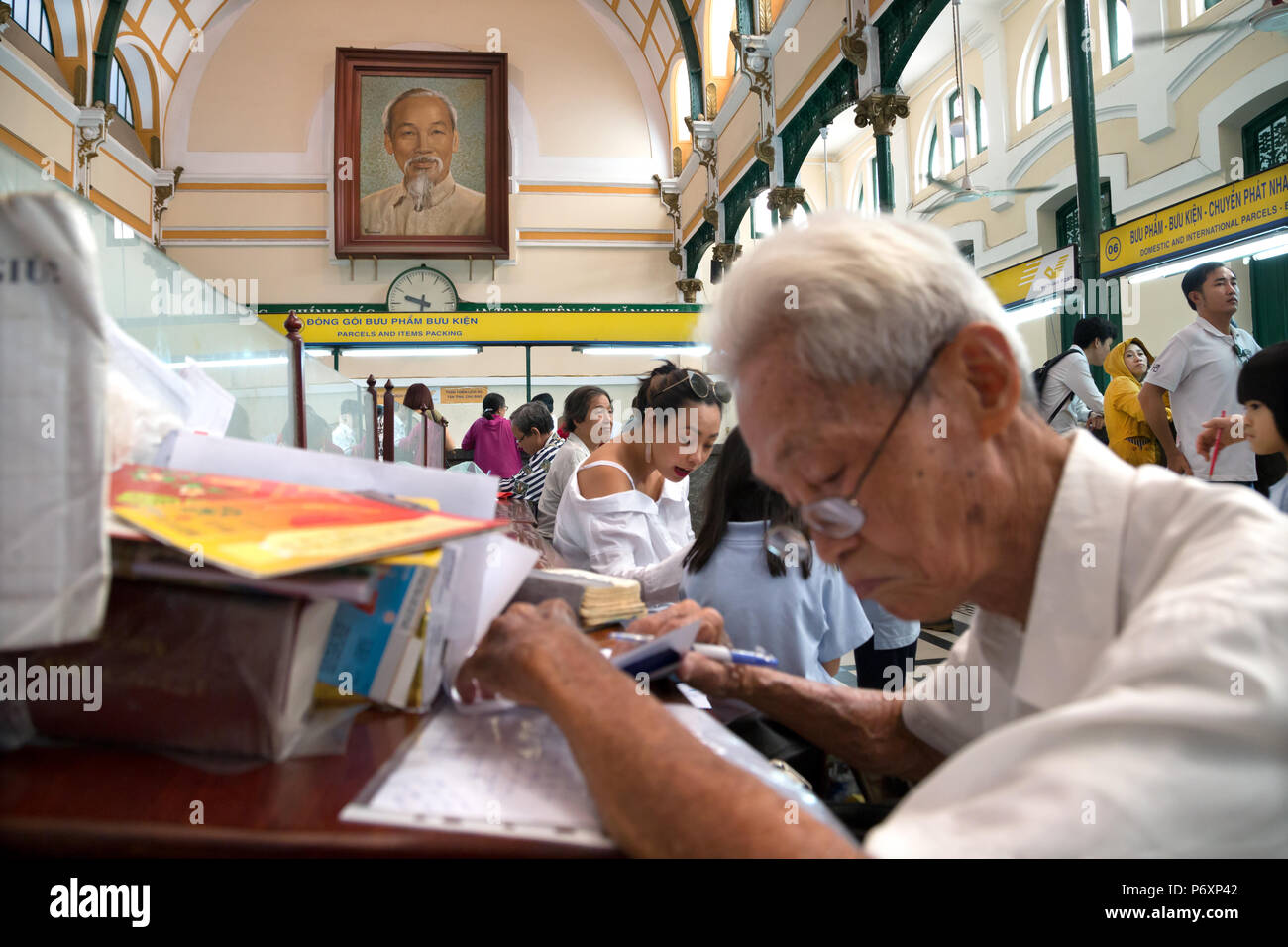 Foule à Saigon - Ho Chi Minh, Vietnam bureau de poste Banque D'Images