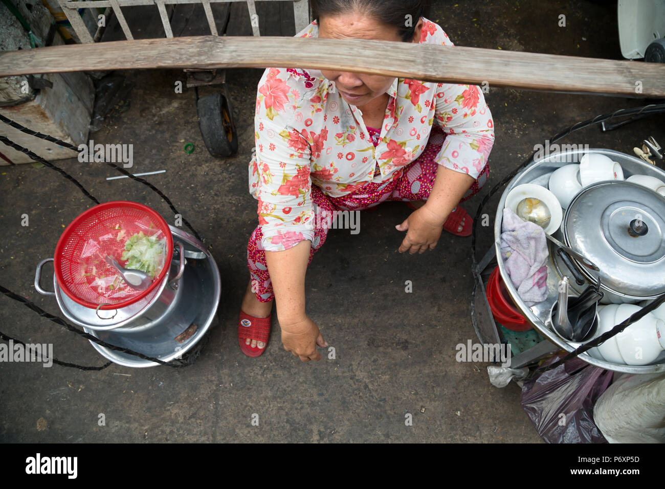 Femme vendant sur le marché de Saigon, Hô Chi Minh-Ville, Vietnam Banque D'Images