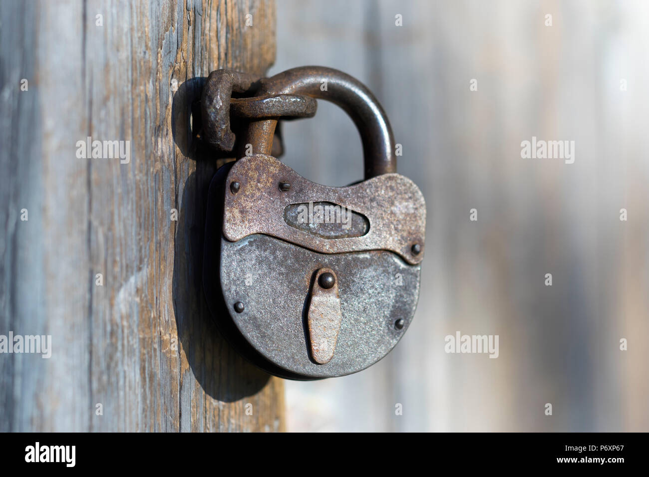 Ancien fer à repasser serrure avec une clé perdue sur une porte en bois d