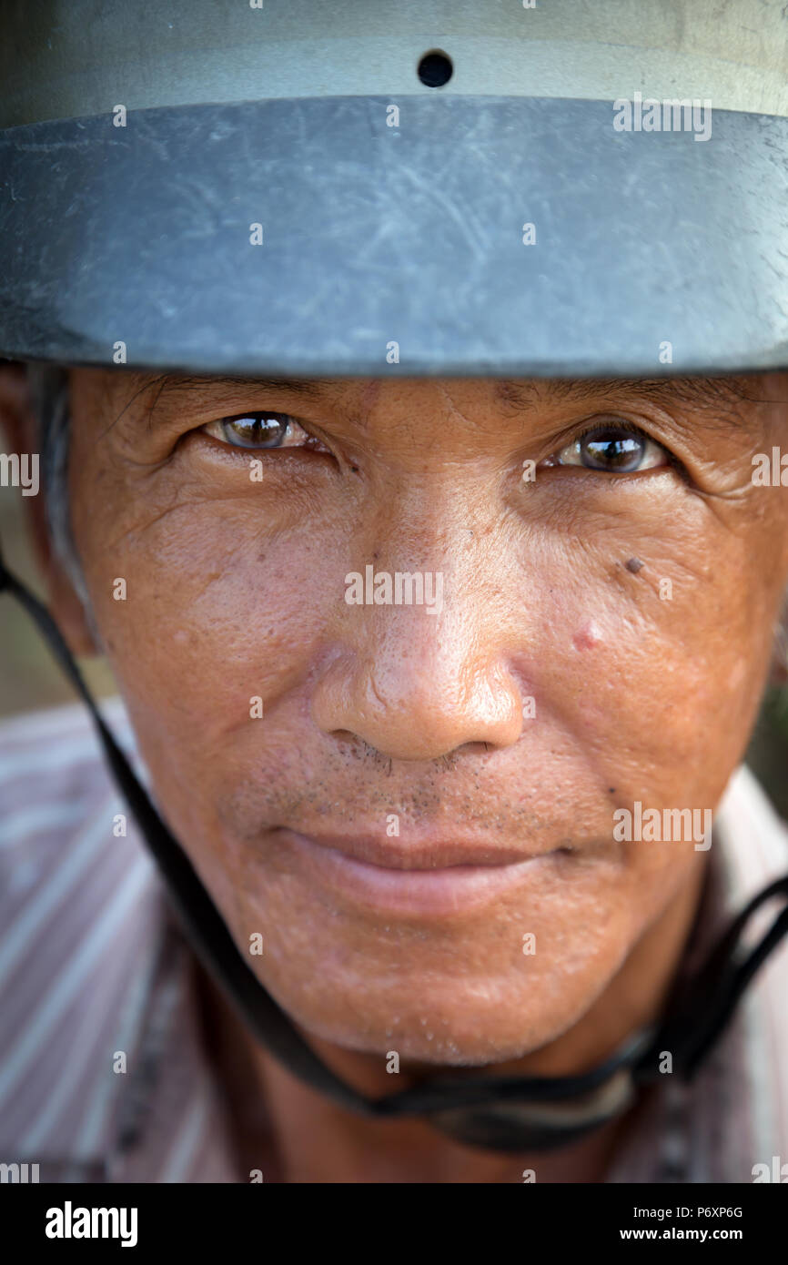 L'homme vietnamiens avec casque de moto , Hanoi , Vietnam Banque D'Images