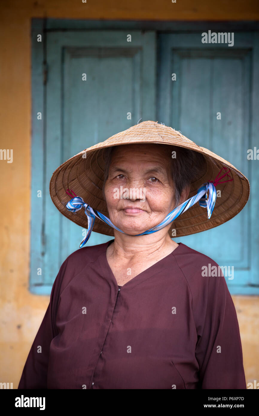 Portrait de femme au Chapeau conique traditionnel dans un Binh , Vietnam Banque D'Images