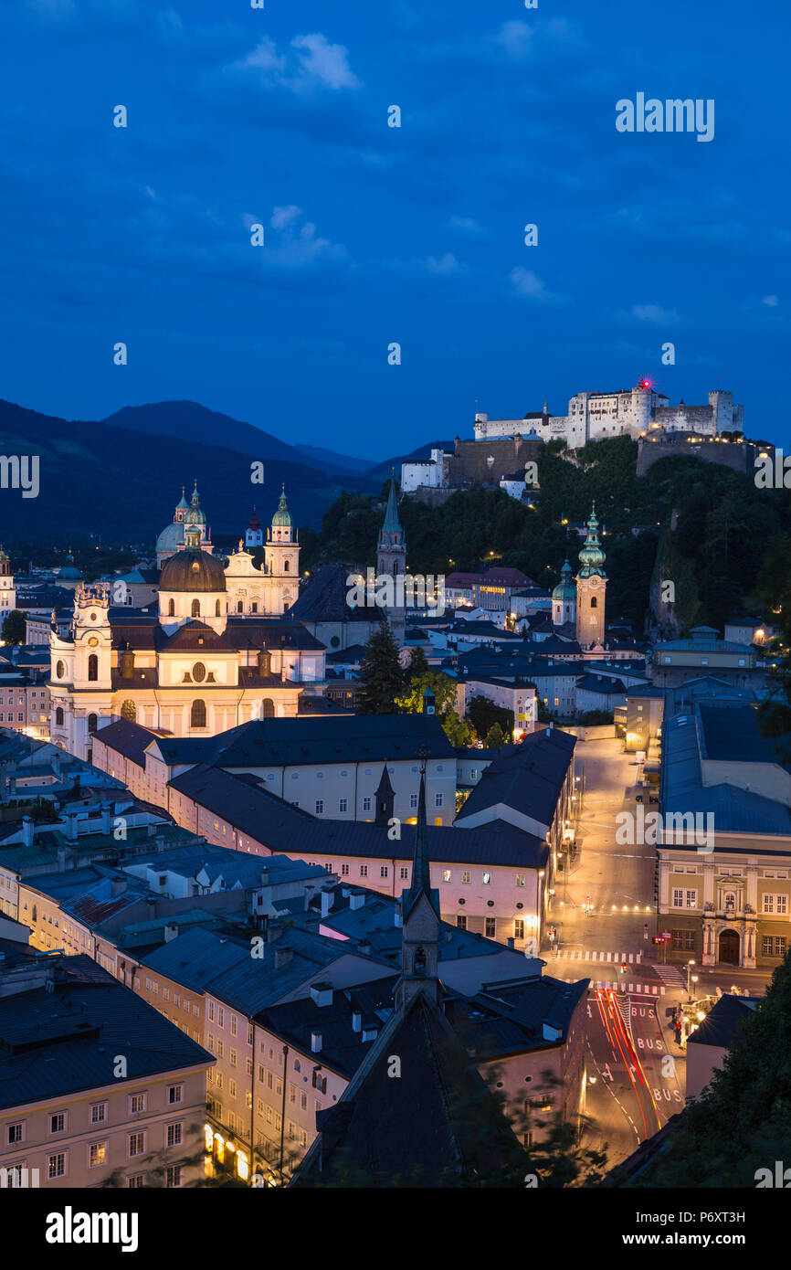 Autriche, Salzbourg, Vue du château de Hohensalzburg au-dessus de la Vieille Ville Banque D'Images