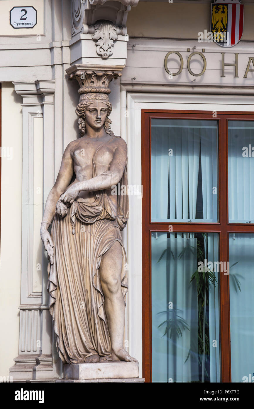 L'Autriche, Vienne, centre historique, statue féminine sur la façade d'un immeuble Banque D'Images