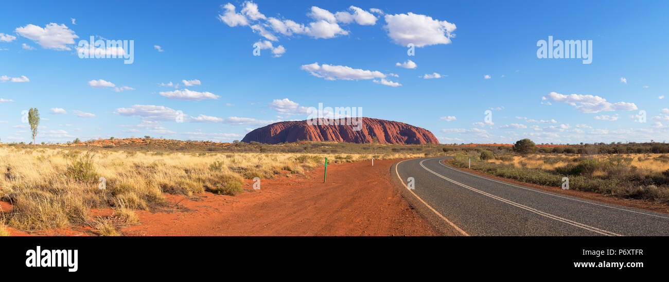 Uluru (Site du patrimoine mondial de l'UNESCO), Parc National d'Uluru-Kata Tjuta, Territoire du Nord, Australie Banque D'Images