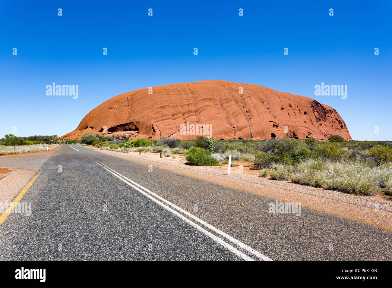 La route vers Uluru, Territoire du Nord, Australie. Banque D'Images